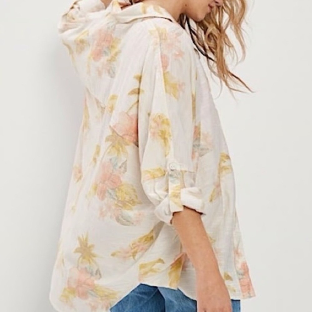 American Eagle Go Big‎ Oversized Shirt in Cream Tropical Print Size Medium